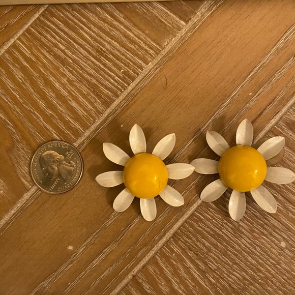 Daisy earrings—so vintage they’re in style again! - Picture 3 of 3